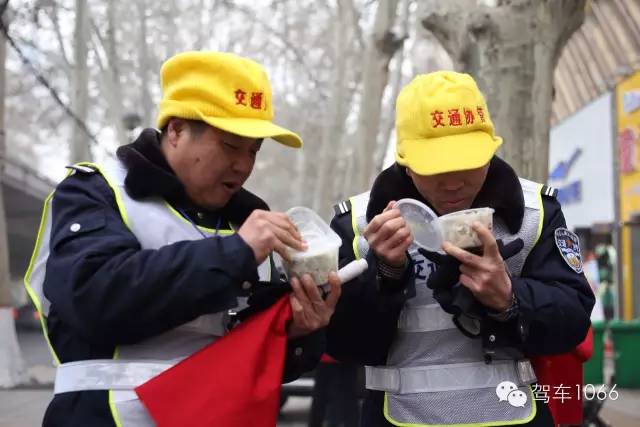 1066小分隊和志愿者來到金水路文化路，給這里執(zhí)勤的交警和協(xié)管送去暖心餃子。
