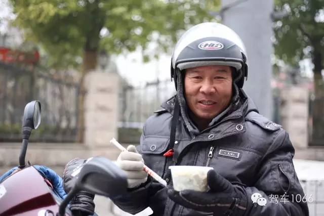 1066小分隊來到紫荊山（摩的司機、出租車司機、市民)，給他們送去餃子。