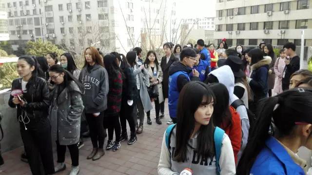 還沒開始時大家已經(jīng)開始有序排隊了，棒棒噠！