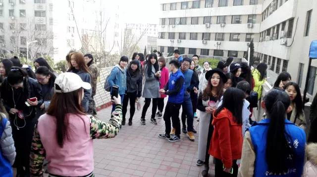 還沒開始時大家已經(jīng)開始有序排隊了，棒棒噠！