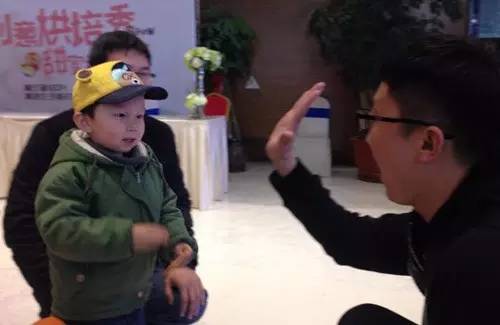 老楊你真心的是童心未泯啊，來(lái)，跟叔叔Give Me Five！