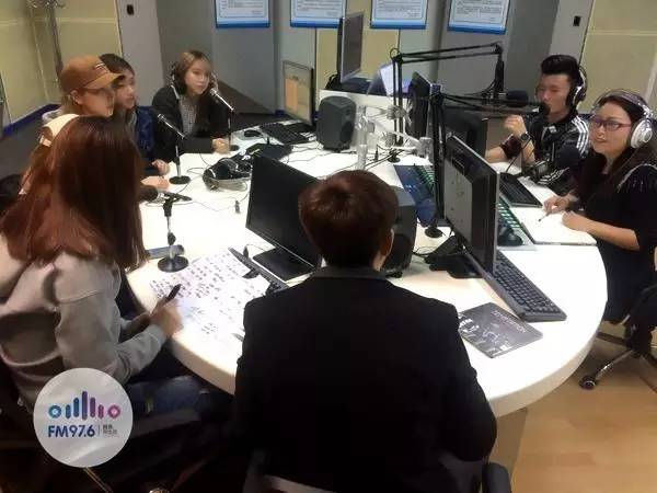 正式直播的時(shí)候，美少女們都非常認(rèn)真哦！