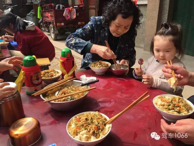 據(jù)說手搟面和柴雞蛋更配哦！