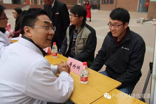 看這位小伙兒，跟我們的醫(yī)生都聊嗨了……