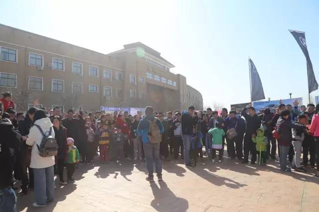 主持人胖達帶領(lǐng)魚油們進行抽獎環(huán)節(jié)，禮物大大滴呦！