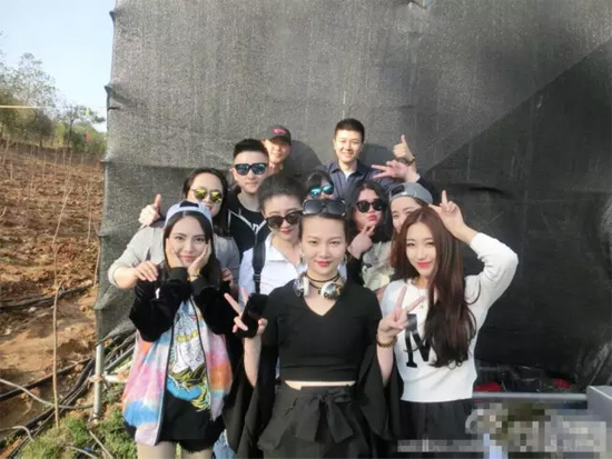 能認(rèn)出幾位超女？王佳月和其他兩位超女本周就要前往長(zhǎng)沙咯