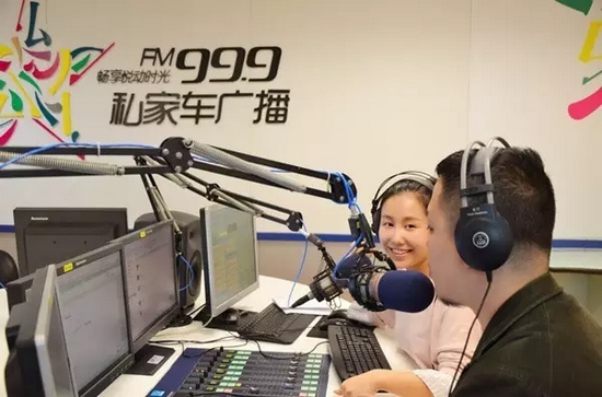 美女嘉賓來做客直播間，麥姐看莫非的眼神，嘖嘖，愛一個人是什么感覺？