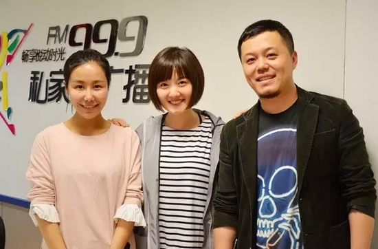 跟兩位女神在一起，莫非你知道你此刻有多招小編嫉恨？