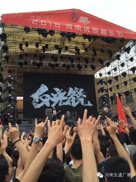 這么多朋友！默契的舉著一個(gè)手勢(shì)！