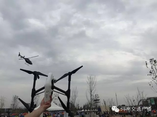 你以為音樂(lè)節(jié)只有音樂(lè)嗎？交廣號(hào)和無(wú)人機(jī)也在哦，看見(jiàn)它就揮揮手吧！