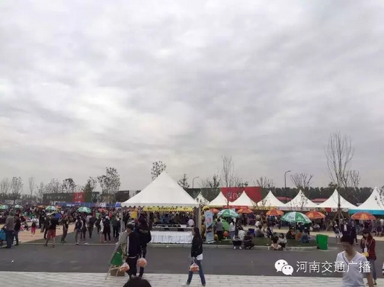 雖然天空已經(jīng)烏云密布，但大家的熱情絲毫不減！