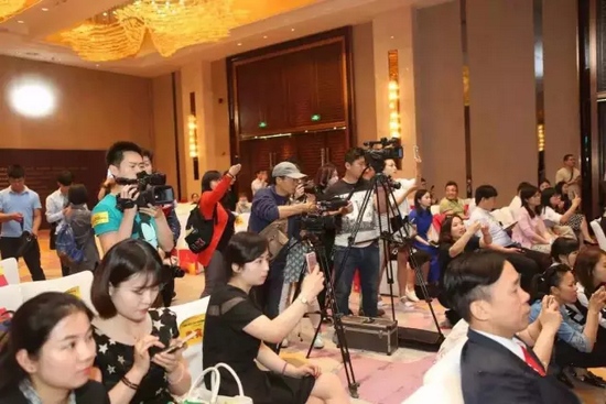 一時相機(jī)、攝像機(jī)齊閃