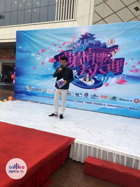 路飛冒雨主持，心中火熱的根本不需要雨傘啦！