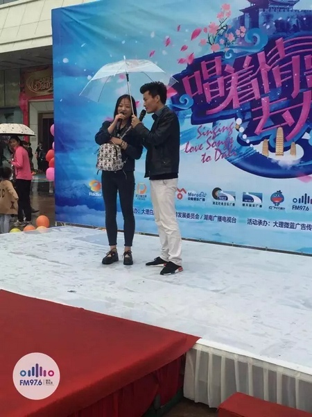 這是一位在校大學(xué)校，暗暗的喜歡純純的愛(ài)。