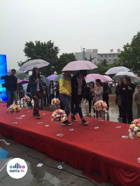 　　好友從屏幕后面走出來(lái)，他們特意從陜西、平頂山趕來(lái)為兩人送出祝福。