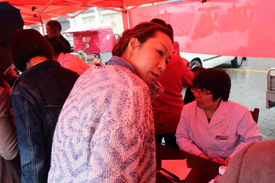 了解到有老人看病不方便，河南電臺1074綠色頻道活動小組欒老師將醫(yī)生請到老人身邊，親自為她診斷。