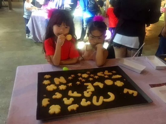 烤制好的餅干，發(fā)揮想象力，畫上美麗的圖案