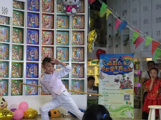 “梨園春”明星小擂主李宗書演唱豫劇《朝陽(yáng)溝》選段，還表演了自己的拿手好戲——猴戲