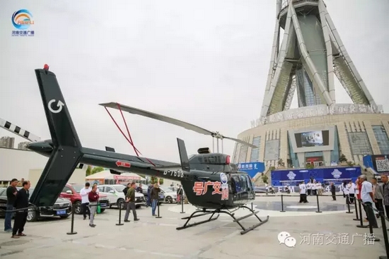 張貼著愛心助考車貼的“交廣號”直升機(jī)也同時起飛，共同開啟了今年的愛心助考之旅。