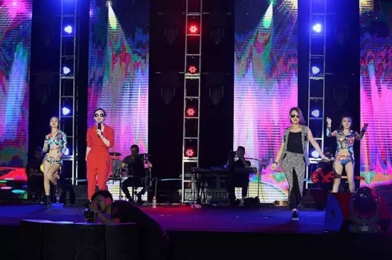 夢(mèng)茹、怡璐《路燈下的小姑娘》