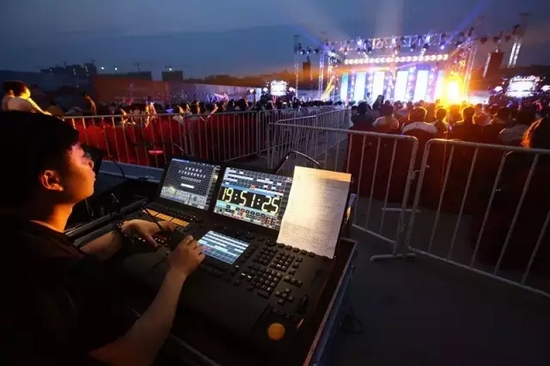 嚴(yán)謹(jǐn)?shù)囊繇懤蠋?，晚?huì)的效果全在他的控制之內(nèi)。