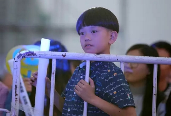 正是你們的笑容，才讓我們有了繼續(xù)前行的動(dòng)力，哪怕風(fēng)雨兼程。