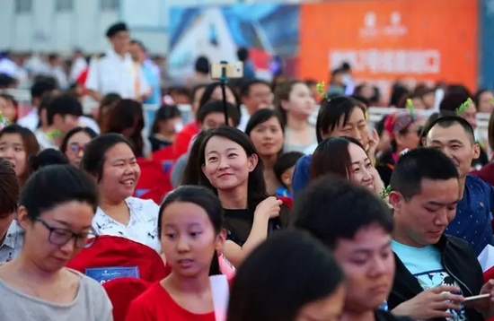 正是你們的笑容，才讓我們有了繼續(xù)前行的動(dòng)力，哪怕風(fēng)雨兼程。