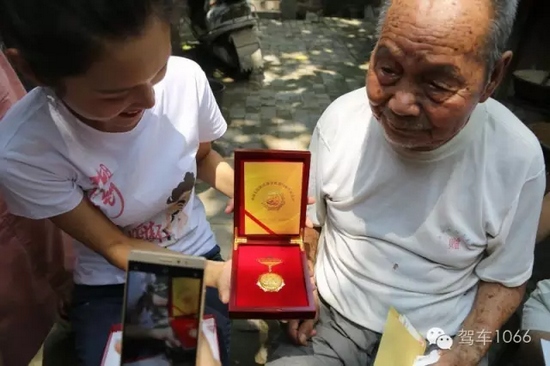 老兵聽(tīng)不到我們?cè)谡f(shuō)什么，今年98了。