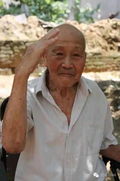 老兵身子骨不行了，九十多歲了……也許軍禮不那么標(biāo)準(zhǔn)了，但是這一幕還是感動(dòng)到了我們……