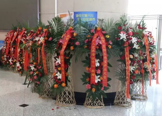 “月陽工作室”團隊成員、戲曲志愿者及社會各界送來的祝?；ɑ@