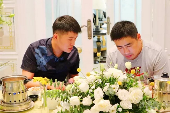 這種熱烈的氣氛，一直延續(xù)到飯桌上