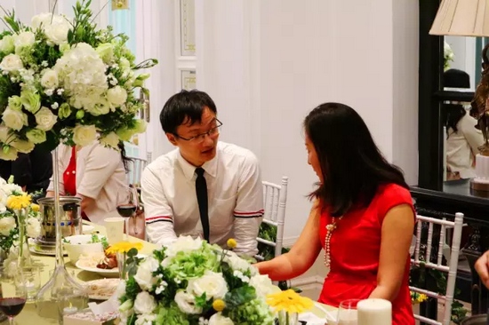 這種熱烈的氣氛，一直延續(xù)到飯桌上。