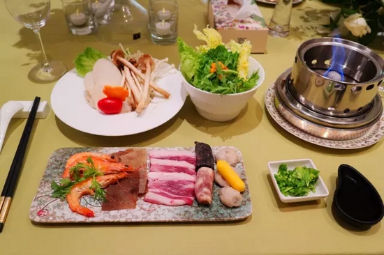 精致的小火鍋，用的是綠色燃料——乙醇。