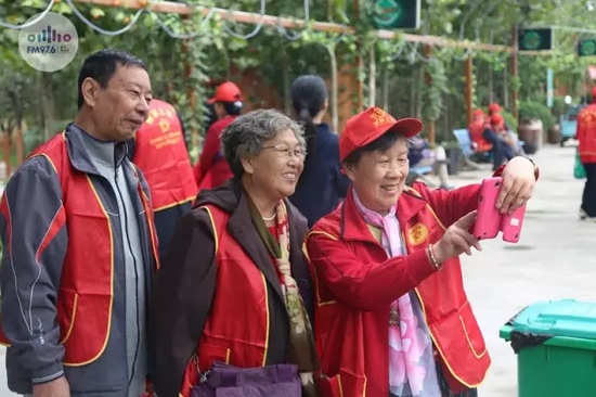 爺爺奶奶叔叔阿姨被盛運莊園的景致吸引，紛紛拍照留影