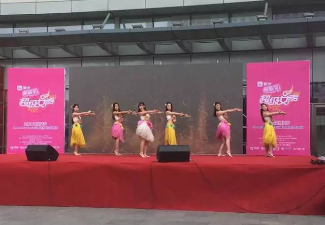 伴隨著舞蹈演員們的開(kāi)場(chǎng)，比賽在上午10點(diǎn)半正式拉開(kāi)序幕