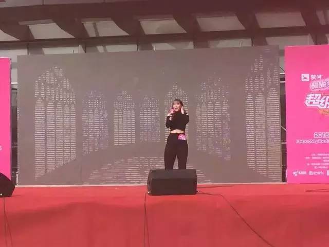 這pose一看就是在飆高音，猜猜看她唱的是哪首歌？