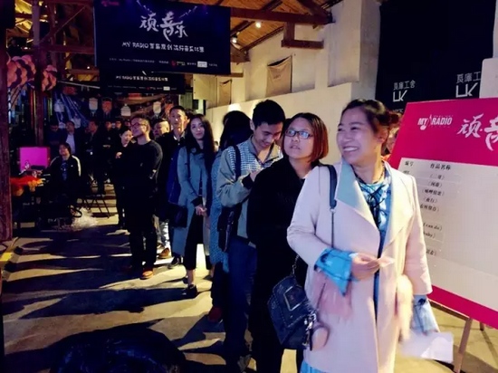 精彩的演唱后聽眾評(píng)審團(tuán)上臺(tái)進(jìn)行投票