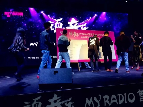 精彩的演唱后聽眾評(píng)審團(tuán)上臺(tái)進(jìn)行投票