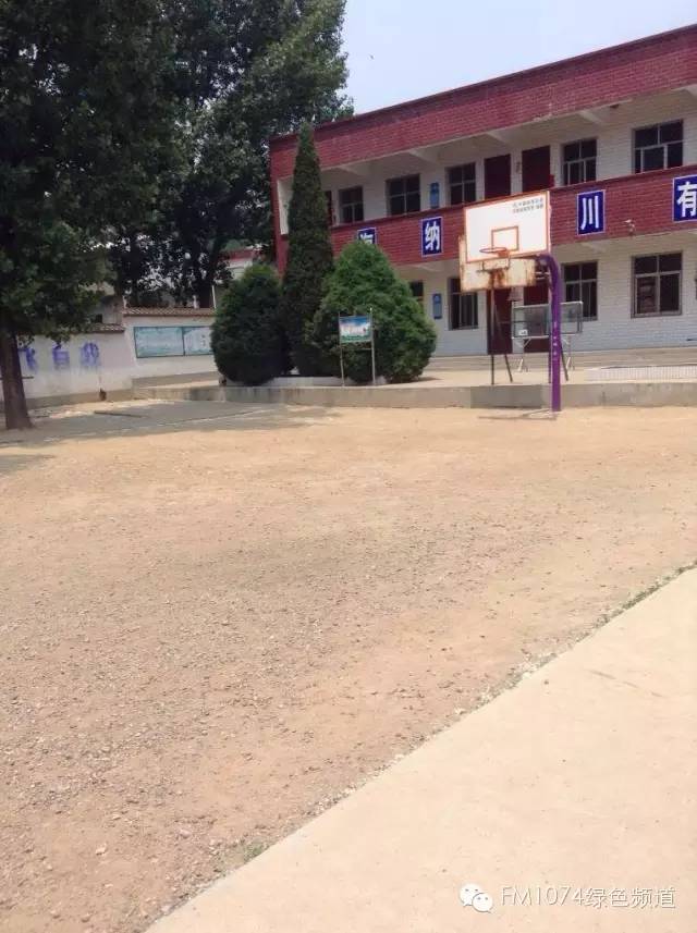 學校面積不大，只有一棟教學樓。