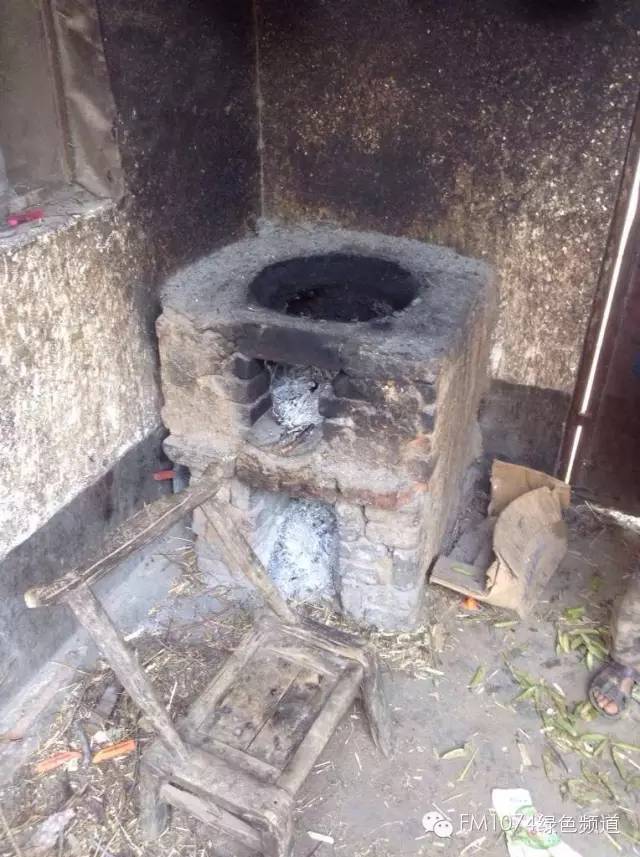 走訪另一個貧困家庭，進去之后才知道什么是真正的一貧如洗、家徒四壁。