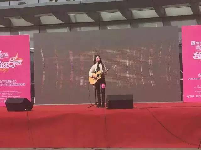 第一位自彈自唱的女生，魅力無法阻擋！