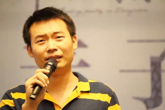 他，是一名消防員，同時(shí)也是聲音的愛好者。