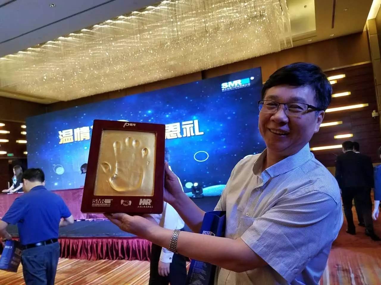 河南電臺(tái)副總編輯，宣傳協(xié)調(diào)中心主任高鐵軍先生代表河南廣播電視臺(tái)為慶賀賽立信成立20周年送上“手印”圖