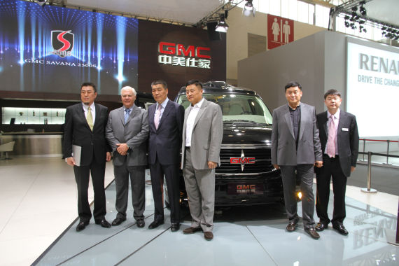 北京國(guó)際車展上，全新GMC S系列頂級(jí)商務(wù)車在亞太區(qū)首發(fā)。圖為企業(yè)領(lǐng)導(dǎo)與新車合影。