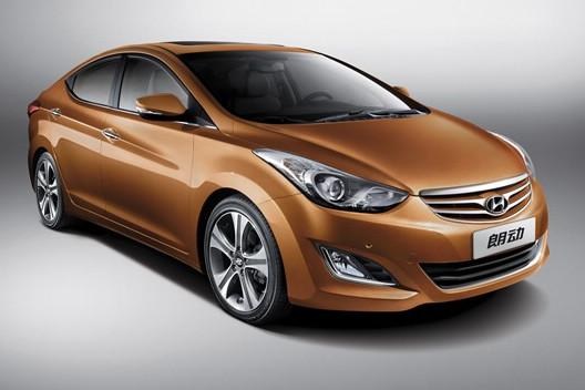 　　北京現(xiàn)代朗動(dòng)分別搭載1.6L和1.8L兩種發(fā)動(dòng)機(jī)，共7款車型。“流體雕塑”設(shè)計(jì)理念持身的朗動(dòng)看上