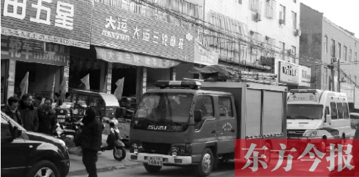 火災(zāi)發(fā)生后，袁厲害家門前的大路上停滿了消防車和警車