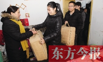 昨天下午，多位東方今報(bào)愛(ài)心讀者前往鄭州市困難戶家中贈(zèng)送棉被