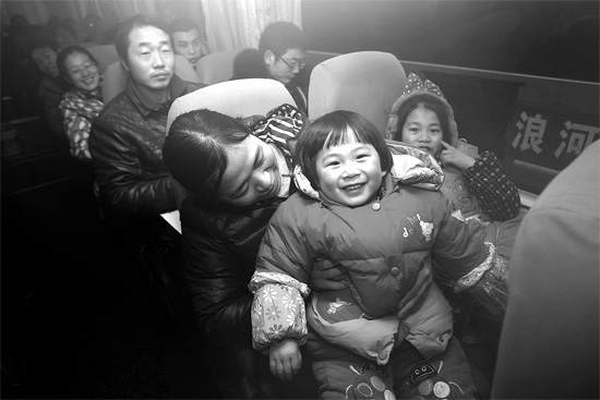 坐上愛心大巴，乘客滿臉喜悅