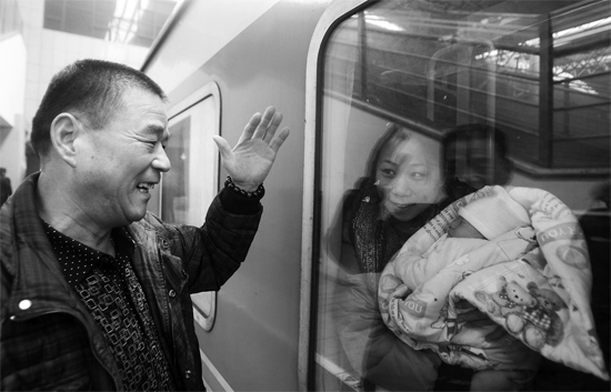 車要開了，史振星揮手向女兒懷中的外孫告別。女兒帶著剛剛出生43天的孩子，要到千里之外湖南的婆婆家過新
