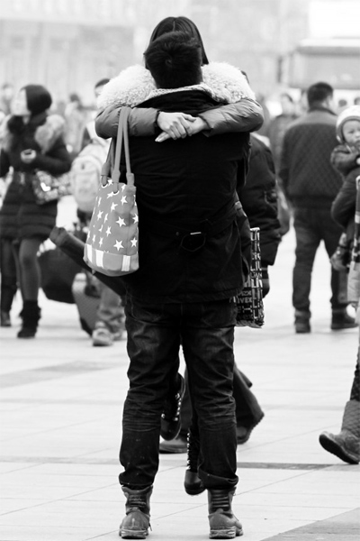 浪漫的情侶，離別時不忘激情擁抱